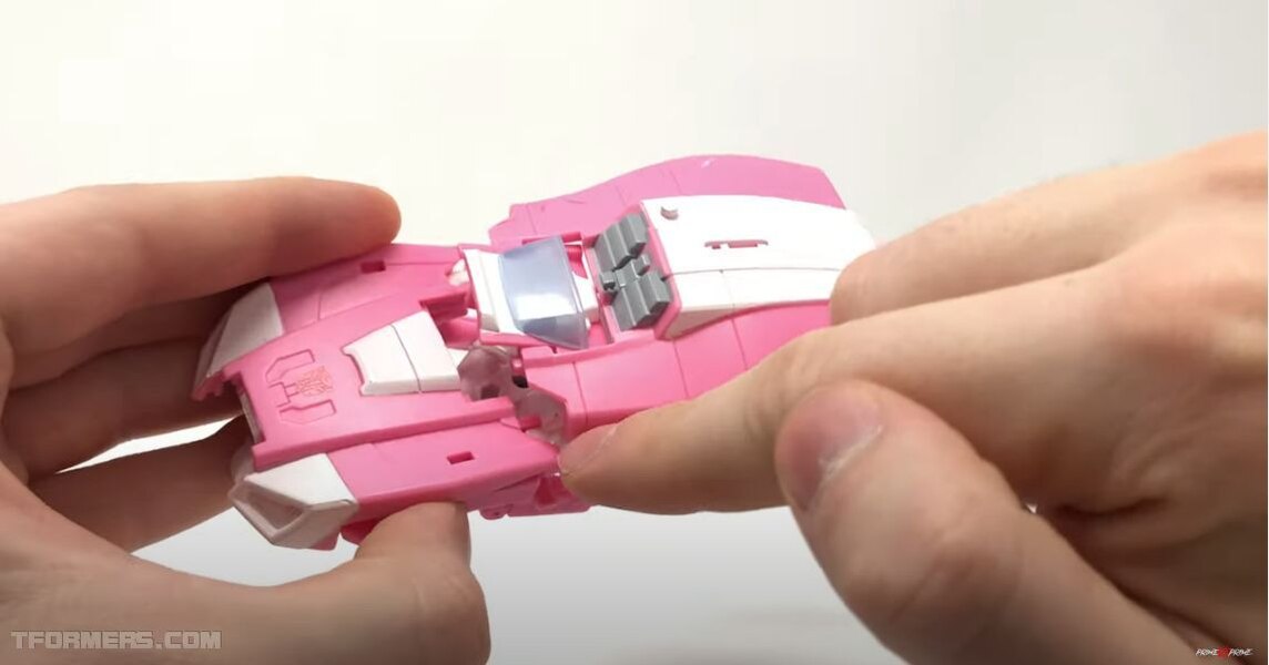 Earthrise Arcee Deluxe Class Review By PrimeVsPrime  (22 of 34)